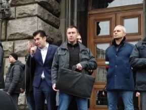 Премиерът Кирил Петков отиде при протестиращите срещу антиCOVID мерките пред сградата